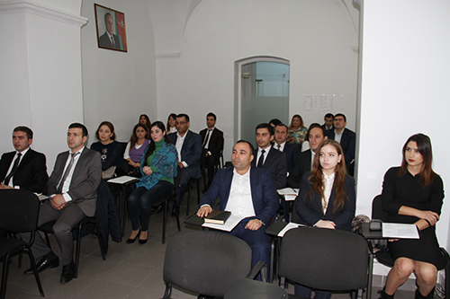 ƏDLİYYƏ AKADEMİYASINDA MƏHKƏMƏ APARATI İŞÇİLƏRİ ÜÇÜN “DÖVLƏT QULLUĞU HAQQINDA QANUNUN TƏTBİQİNİN BƏZİ MƏSƏLƏLƏRİ” MÖVZUSUNDA İXTSASARTIRMA KURSU KEÇİRİLMİŞDİR